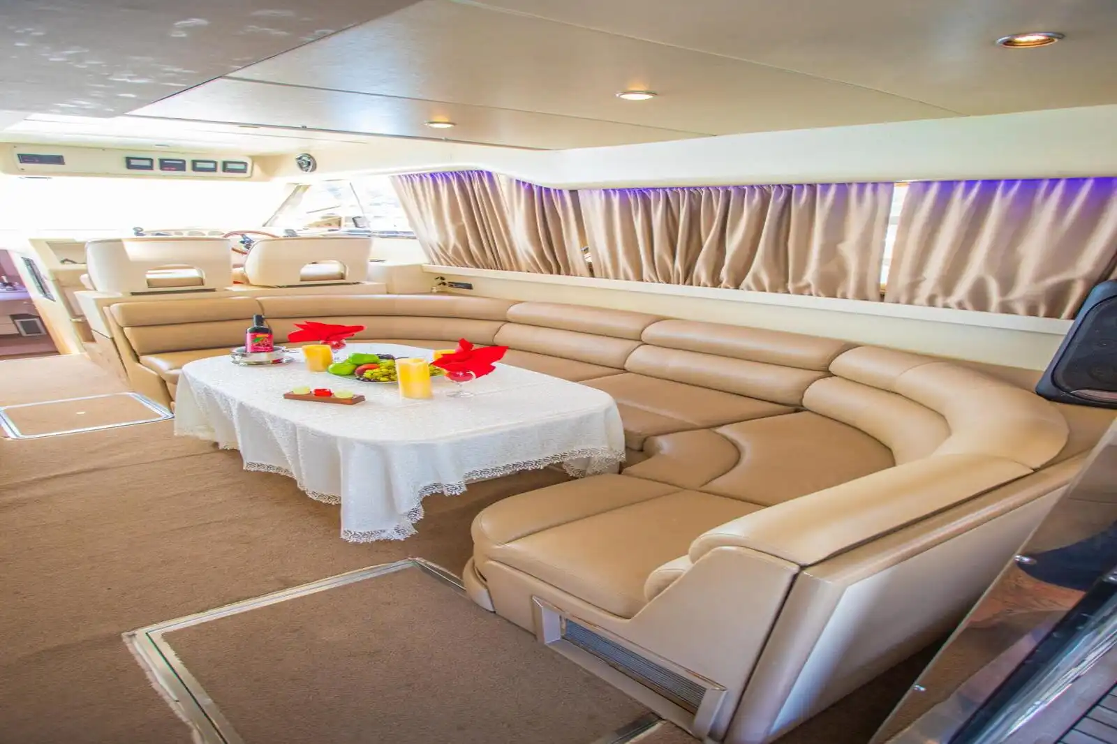 YACHT VOYAGER